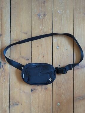 138-EUC Lululemon athletica Black Everywhere Belt Bag